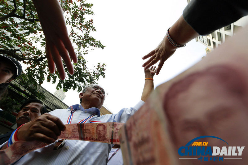 泰反對(duì)派陣營(yíng)日漸壯大 捐款數(shù)到手軟要用麻袋裝