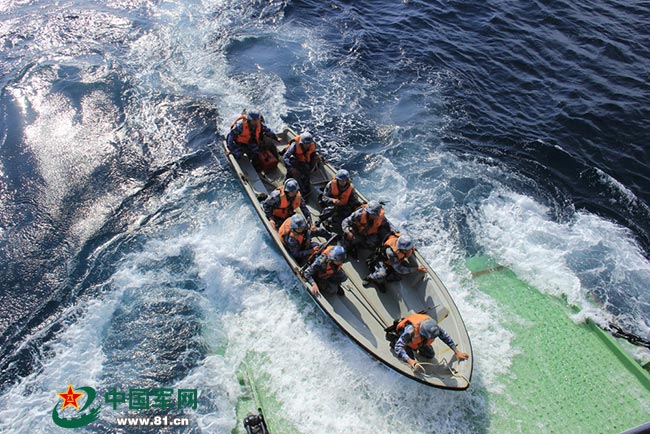 南海艦隊(duì)某登陸艦支隊(duì)在南海某海域展開突擊登陸演練