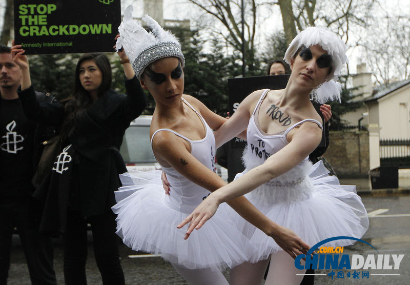 英國舞者于俄領館前跳芭蕾 抗議普京限制同性戀