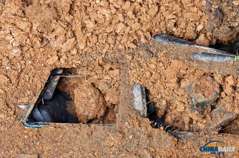 英國居民房屋前驚現(xiàn)大坑 汽車慘遭“吞噬”