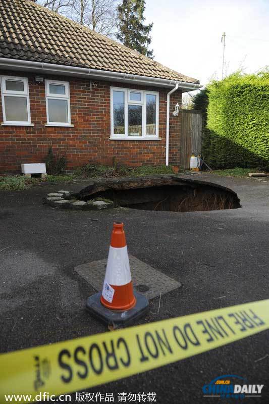 英國居民房屋前驚現(xiàn)大坑 汽車慘遭“吞噬”