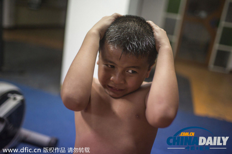 泰國(guó)最年輕泰拳選手年僅9歲 與成人對(duì)打