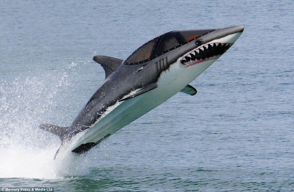 體驗(yàn)躍出水面快感!美商家用戰(zhàn)機(jī)改裝“機(jī)械鯊魚”