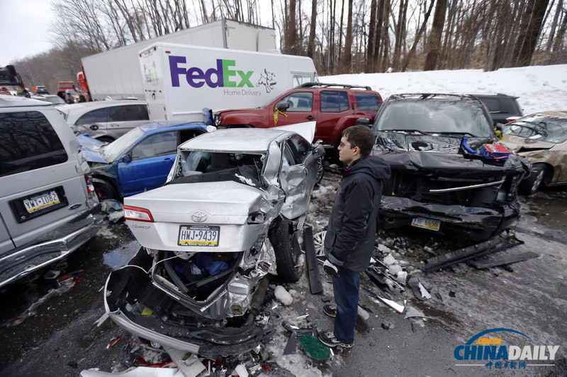 美車輛連環(huán)相撞致多車報廢場面慘烈 或因路滑引起