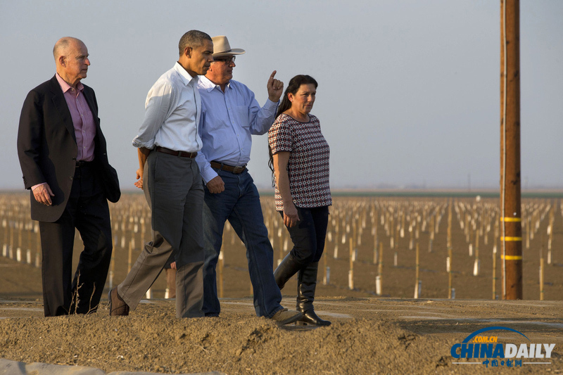 奧巴馬視察農(nóng)場旱情 安保嚴(yán)密直升機(jī)護(hù)駕如臨大敵