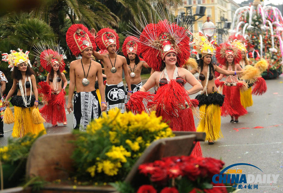法國(guó)尼斯狂歡節(jié)開(kāi)幕 首場(chǎng)上演“鮮花大戰(zhàn)”