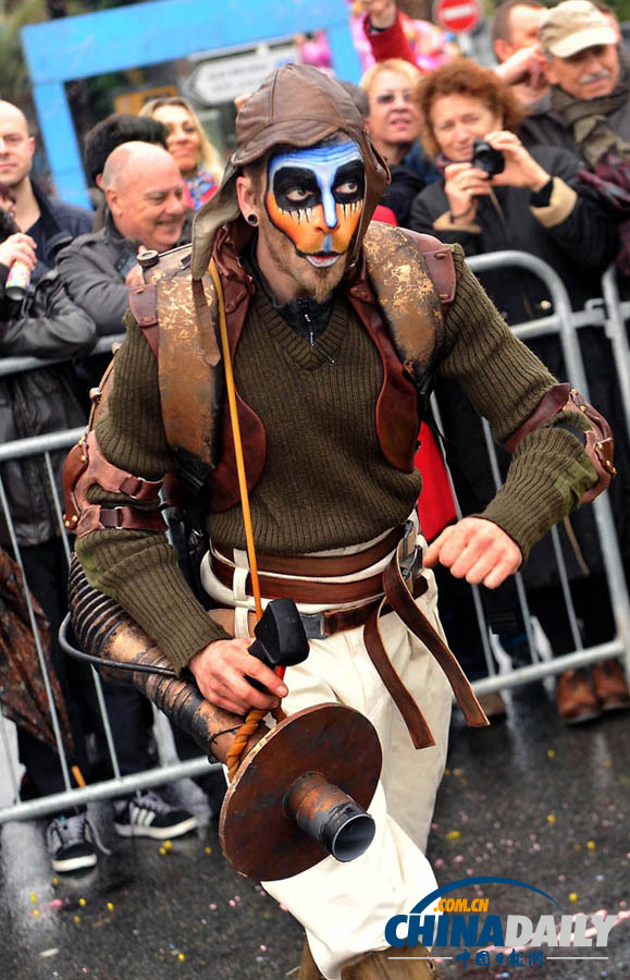 法國尼斯狂歡節(jié)開幕 首場上演“鮮花大戰(zhàn)”