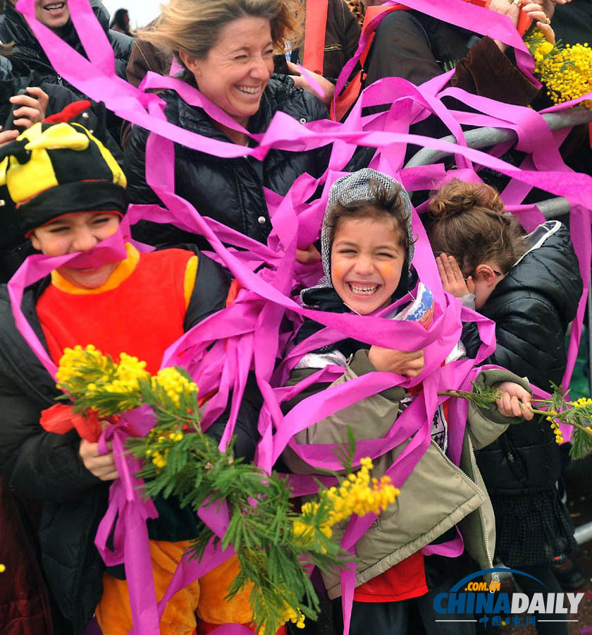 法國尼斯狂歡節(jié)開幕 首場上演“鮮花大戰(zhàn)”