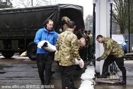 英國(guó)威廉和哈里王子搬沙包抗洪救災(zāi)