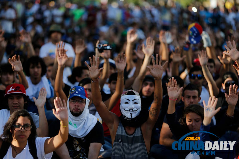 委內(nèi)瑞拉示威抗議者與玻利瓦爾國(guó)民警衛(wèi)隊(duì)激烈沖突