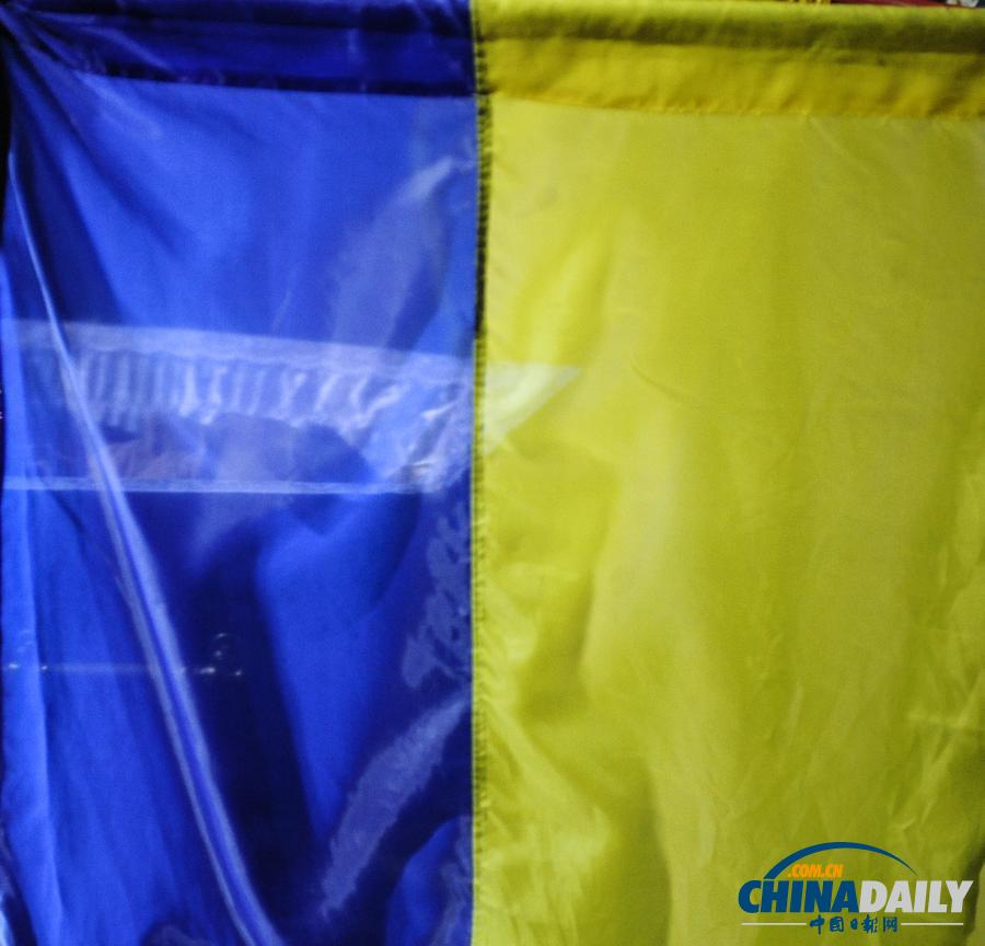 烏克蘭民眾雨中悼念死難者 季莫申科現(xiàn)身獨(dú)立廣場