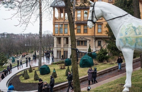 烏克蘭議會壓倒性多數投票通過審判前總統(tǒng)決議