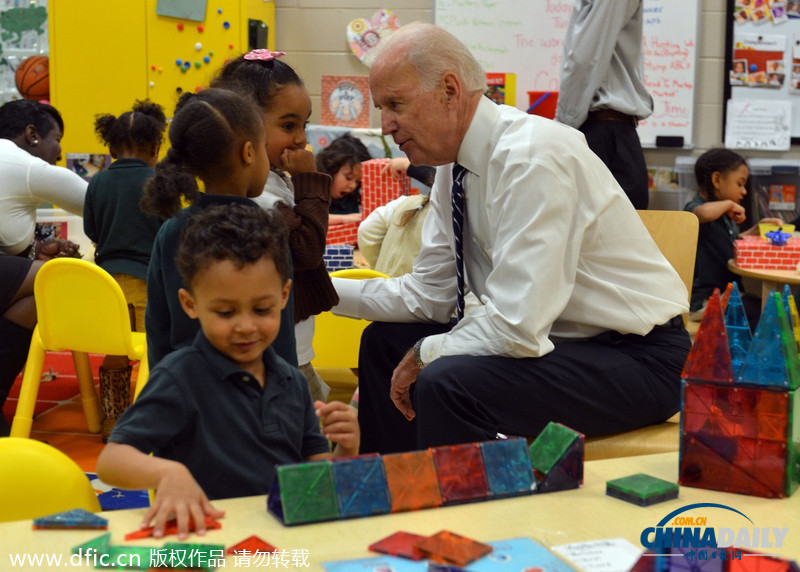 美副總統(tǒng)看望學(xué)前班兒童 賣(mài)萌搞怪不忘為選舉籌款