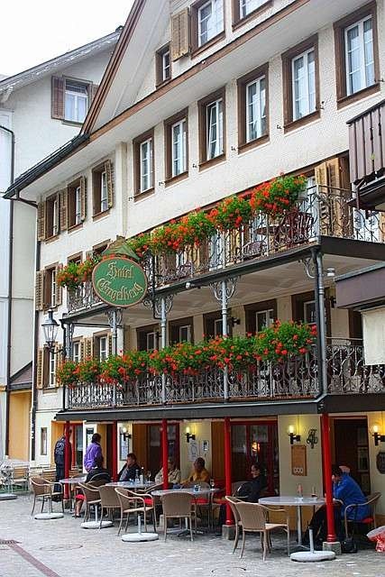 逛步行街喝咖啡 瑞士農(nóng)村人竟這樣生活