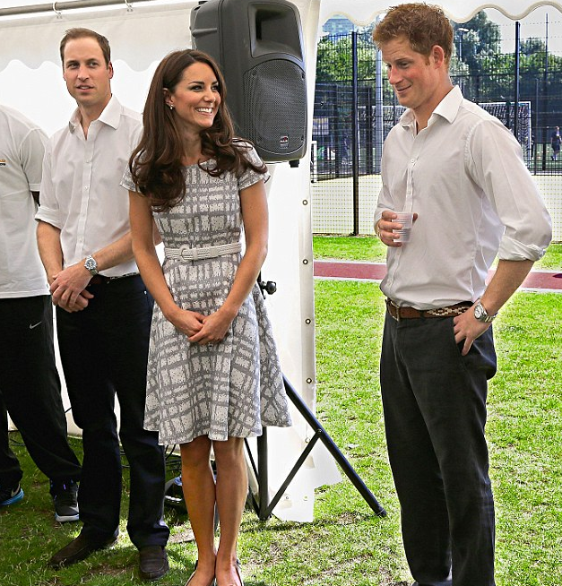 英媒拿皇室開涮 哈里王子是威廉凱特的“婚姻第三者”？