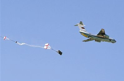 我空降兵重型裝備首次一機(jī)多點(diǎn)空投成功