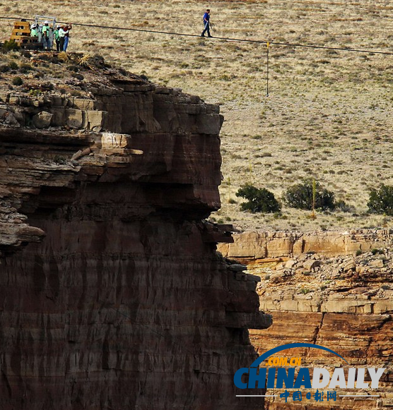 美國(guó)男子走鋼絲成功跨越科羅拉多大峽谷