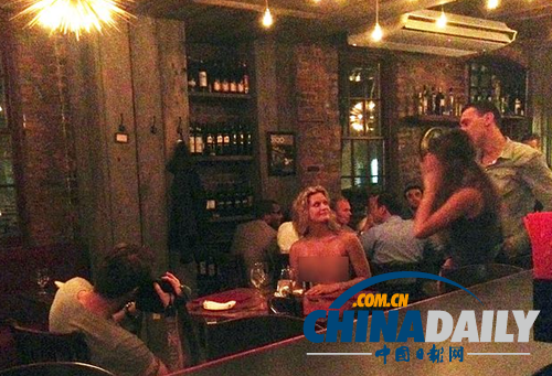 紐約美女當(dāng)眾露上身稱合法 老板看不過(guò)眼將其趕出餐廳