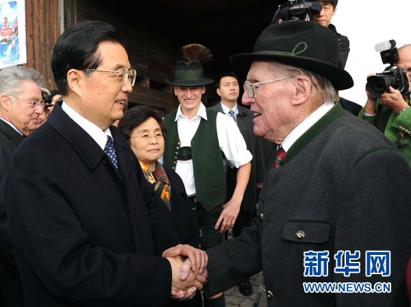 胡錦濤在奧地利參觀家庭農(nóng)莊