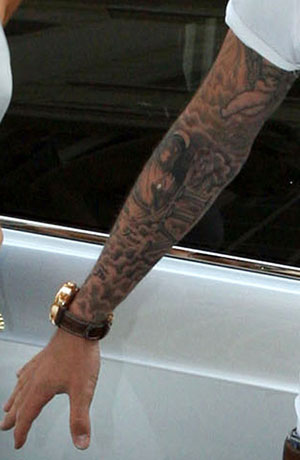 小貝在為性感嬌妻慶祝生日之際，也首次公開展露了自己右臂上新刺的“恐怖”紋身