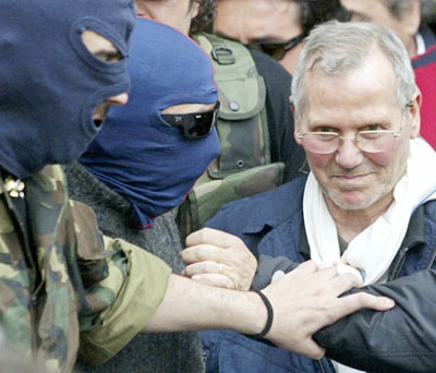 thumb nose: 藐視；嘲笑