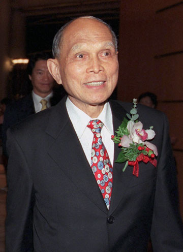Billionaire tycoon Henry Fok smiles in Hong Kong in this April 2, 2001 file photo. Hong Kong's elite paid their final respects to Henry Fok Ying-tung's on November 7, 2006, at the closest thing to a state funeral for one of Hong Kong's wealthiest and most powerful men.