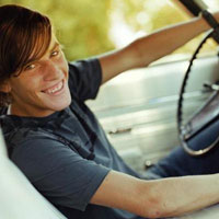 美國人開車時做些什么？化妝？戴隱形？