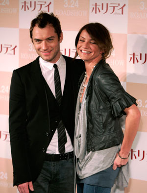 U.S. actress Cameron Diaz and British actor Jude Law (L) pose for photographers during a photocall to promote the movie