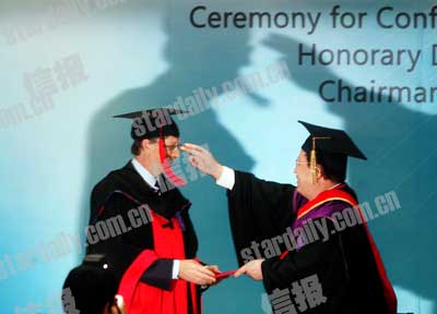 蓋茨戴清華博士帽 智答學(xué)子問(wèn)題