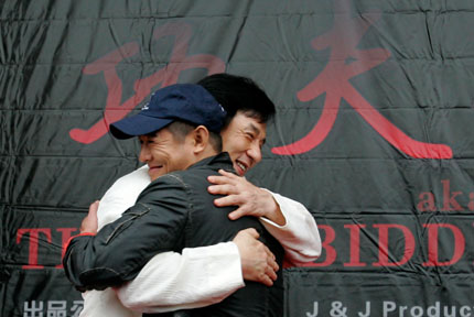 Movie stars Jackie Chan (L) and Jet Li hug during a news conference for the movie