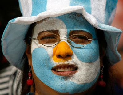 A fan with her face painted in Argentina's national colors waits for the start of the Copa America soccer final between Argentina and Brazil in Maracaibo July 15, 2007.