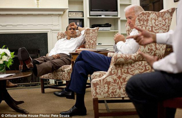 特朗普女顧問穿鞋跪白宮沙發(fā)遭批