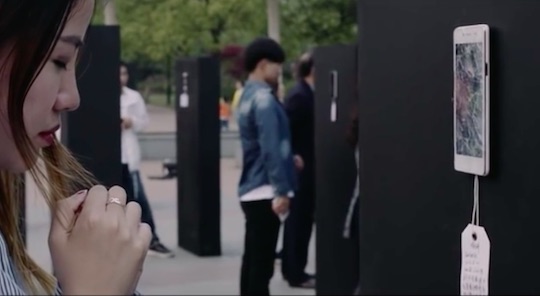 老外在中國：低頭一秒，家毀人亡！