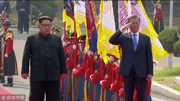 歷史時(shí)刻！金正恩跨過(guò)“三八線”與文在寅握手，還帶上了冷面！