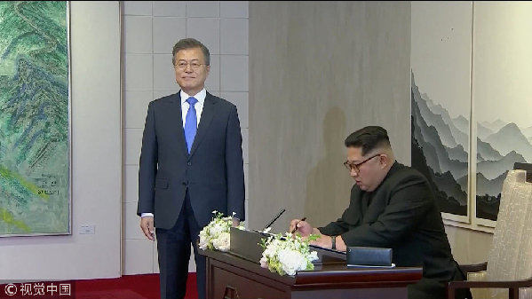 歷史時(shí)刻！金正恩跨過(guò)“三八線”與文在寅握手，還帶上了冷面！