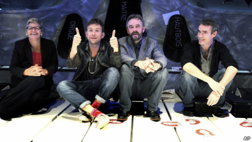 看歌劇最新著裝:牛仔褲加球鞋