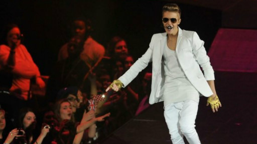 比伯倫敦個(gè)唱突然暈倒 堅(jiān)持演出