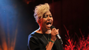 英知名歌手獲格拉斯哥大學(xué)榮譽(yù)博士學(xué)位