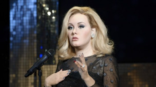 英國歌手阿黛爾進(jìn)杜莎夫人蠟像館