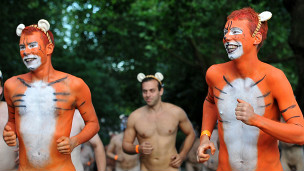 三百人倫敦動(dòng)物園裸奔為老虎募捐