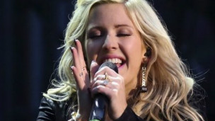 女歌手艾麗•戈?duì)柖Z得英國(guó)排行榜冠軍