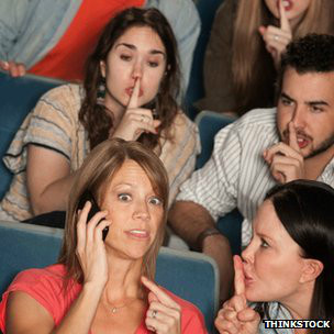 觀(guān)劇用手機(jī) “最易招不滿(mǎn)”