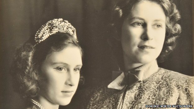 英女王少女時(shí)代舞臺(tái)劇罕見照片曝光