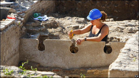 Ancient Amphitheatre Discovered 發(fā)現(xiàn)一古代圓形劇場(chǎng)
