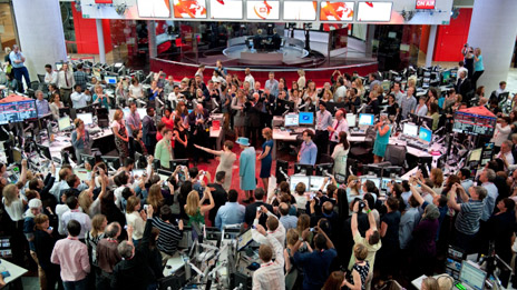 Queen visits the BBC 女王參觀BBC新廣播大樓