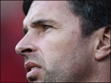 Football Mourns Gary Speed 足球界悼念威爾士國(guó)家隊(duì)教練