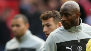 羅伯斯與特里相遇時(shí)會(huì)與其握手