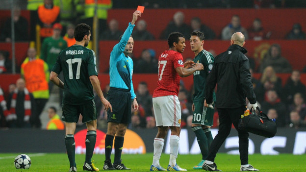 曼聯(lián)歐冠止步 爭(zhēng)議染紅引各方爭(zhēng)論