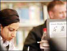 英國大學(xué)生債臺高筑