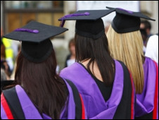 今天，我們在英國畢業(yè)了